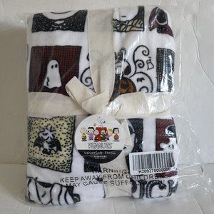 NWT Peanuts VelvetSoft Oversized Throw, Halloween Peanuts